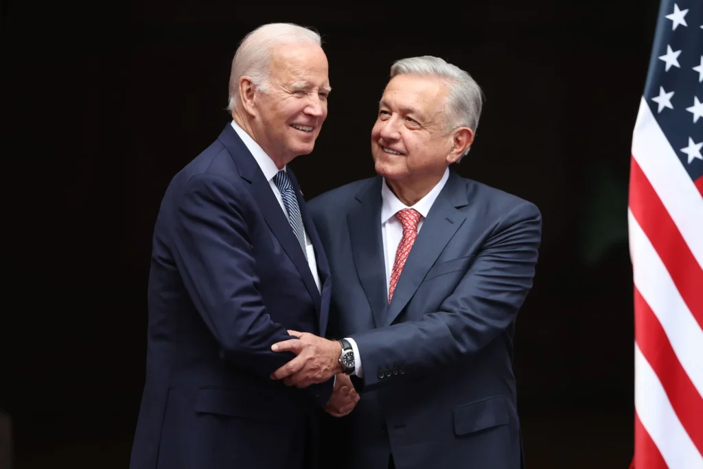 O presidente dos Estados Unidos, Joe Biden, cumprimenta o presidente mexicano, Andrés Manuel López Obrador, durante a cerimônia de boas-vindas da Cúpula de Líderes da América do Norte.