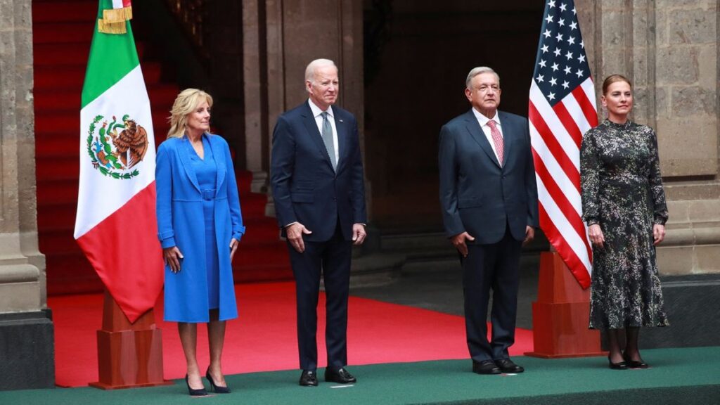 Os presidentes dos Estados Unidos e do México, junto com as primeiras-damas, na recepção oficial no Palácio Nacional, na Cidade do México.