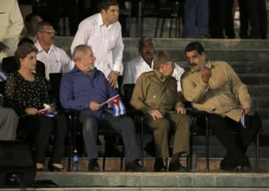 Missão enviada por Lula para reabrir embaixada chega à Venezuela