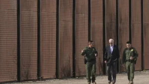 O administrador de Biden continua pressionando por um projeto de lei de imigração abrangente, incluindo anistia, dois anos após a crise dos migrantes